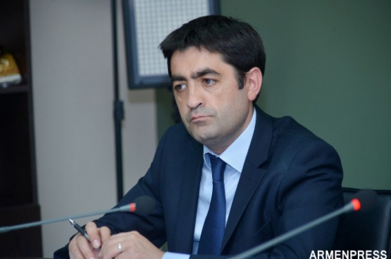 Պատգամավորներին առաջարկում եմ իրավասությունները ստանձնելուց անմիջապես հետո հայտարարությամբ հանդես գալ` ի պաշտպանություն Կարո Փայլանի. Ա. Խառատյան