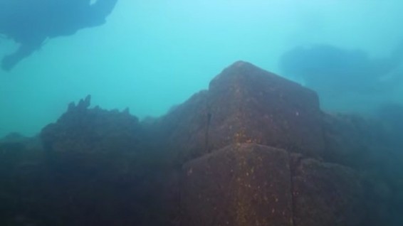 Под водой в озере Ван нашли руины древней крепости Урартского Цартства.