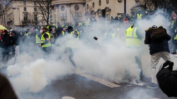 В Париже общенациональная забастовка переросла в массовые погромы
