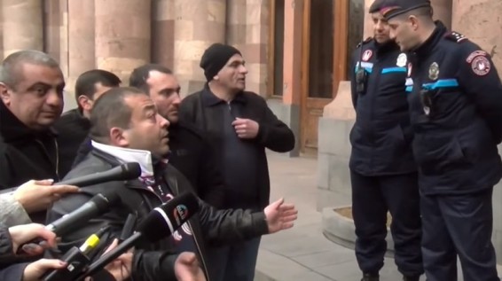 «Потерпите немного, станет ещё хуже»: акция протеста напротив здания правительства Армении