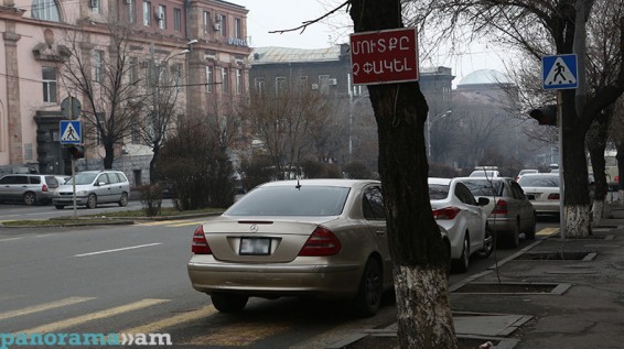 #ДоносчикЕсть: сотрудники Полиции Армении паркуют автомобили в запрещенных местах
