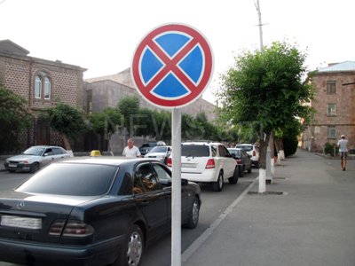 Ճանապարհային նշանները գողանում են եւ օգտագործում որպես թոնրի կափարիչ, հողագործական, ձնամաքրման բահ. Հակոբ Արշակյան