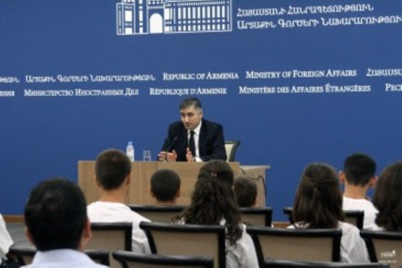 ԱԳ նախարարի տեղակալ Արմեն Պապիկյանն ընդունեց Արցախի դպրոցականներին