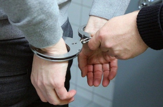 Երևանի 34-ամյա բնակիչը, ներկայանալով որպես դատախազության աշխատակից, քաղաքացիներից գումարներ է հափշտակել. նա ձերբակալվել է