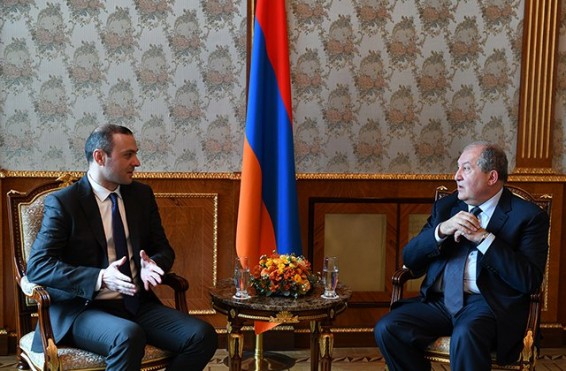 Արմեն Սարգսյանը հանդիպել է Անվտանգության խորհրդի քարտուղար Արմեն Գրիգորյանի հետ