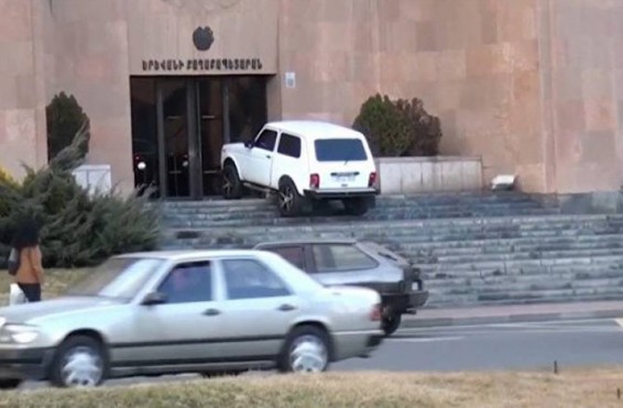 Ավտոմեքենայի թաքստոցներից հայտնաբերվել են չհայտարարագրված ապրանքներ․ ՊԵԿ