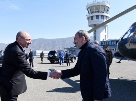 Փաշինյանը Աննա Հակոբյանի հետ ժամանել է Արցախ. դիմավորել է Բակո Սահակյանը