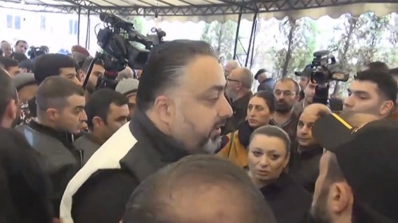 Գնանք՝ քաղաքապետի հետ էլ քննարկենք, հասկանանք. իրավիճակը Օպերայի տարածքում