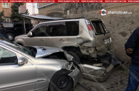 Արագածոտնի մարզպետարանի մոտ Mercedes-ը բախվել է կայանված Nissan X Trail-ին, կա վիրավոր. Shamshyan.com