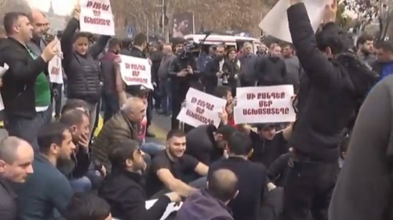 Օպերայի տարածքում ոստիկանները հարձակվեցին բողոքի ակցիայի մասնակիցների վրա