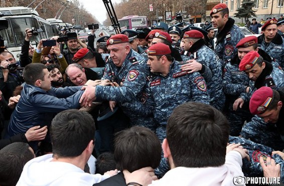 Մաշտոցի պողոտայում քաղաքացուն հարվածներ հասցրած ոստիկանի լիազորությունները դադարեցվել են