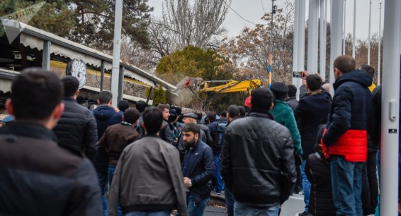 На участника митинга у ереванской Оперы завели уголовное дело