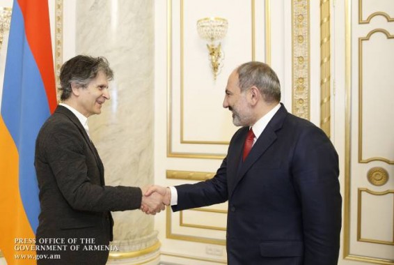 Премьер-министр принял американского бизнесмена армянского происхождения, мецената Джеймса Туфенкяна