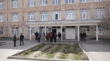 Արդյոք՞ Արարատի մարզպետը 35 ուսուցչի կազատի աշխատանքից տնօրենի համար