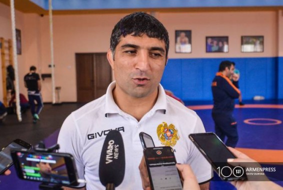 Борцы вольного стиля на чемпионате Европы по борьбе будут бороться за медали: тренер