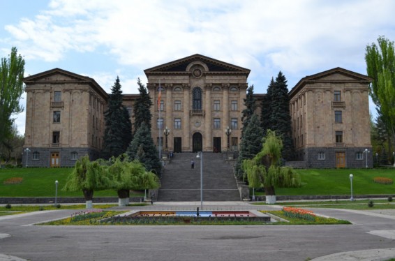 ԱԺ շենքում հրդեհ է բռնկվել, դեպքի վայր է մեկնել 6 մարտական հաշվարկ