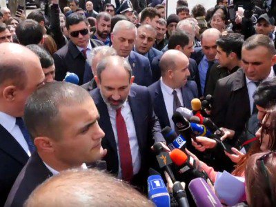 Որքանո՞վ է օրինաչափ 2 մլրդ դրամ պարգեւավճար տալ ՊԵԿ-ին, երբ Գյումրիի ողջ բյուջեն 3 մլրդ է. գյումրեցին՝ Փաշինյանին