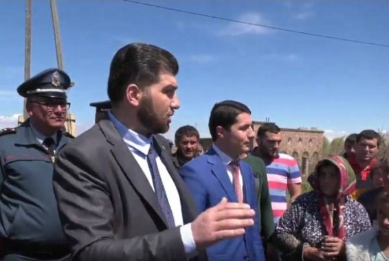 Զարթոնքի բնակիչները Դավիթ Սանասարյանի այցից հետո բացեցին Գյումրի- Երևան երկաթգիծը