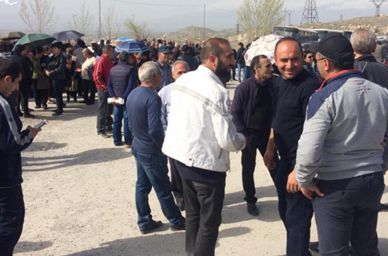 «ԱրարատՑեմենտի» աշխատակիցներին աշխատանքից ազատման ծանուցագրեր է բաժանվել․ ի նշան բողոքի նրանք փակել են գործարան տանող ճանապարհը