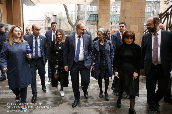 Նիկոլ Փաշինյանը դստեր հետ ներկա է գտնվել «Աշնանային իրիկնամուտ» ներկայացմանը