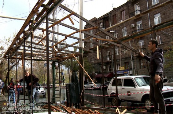 Ապամոնտաժվում է Խորենացու փողոցի ինքնակամ կառուցված տաղավարը. Երևանի քաղաքապետարան