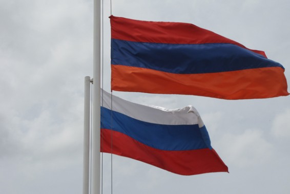 «Երկու պետություն՝ մեկ նպատակ». Միքայել Մինասյանի հոդվածը Նեզավիսիմայա գազետայում