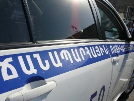 Քաղաքացին ոչ սթափ վիճակում հայհոյել է է ու մահակով կոտրել ՃՈ ծառայողական ավտոմեքենայի դիմապակին