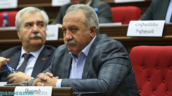 Сасун Микаелян напомнил спикеру НС Армении: нужно поздравить с праздником
