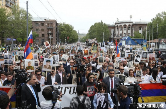 Երևանում կայացավ «Անմահ գունդ» խորագրով քայլերթը, որին մասնակցեց նաև ՀՀ նախագահը