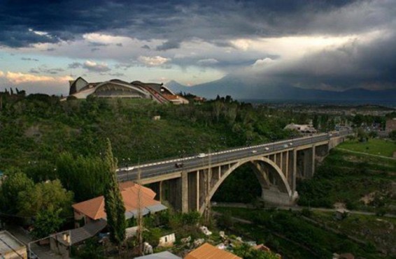 Քաղաքացին փորձում է ինքնասպանություն գործել` նետվելով Կիևյան կամրջից
