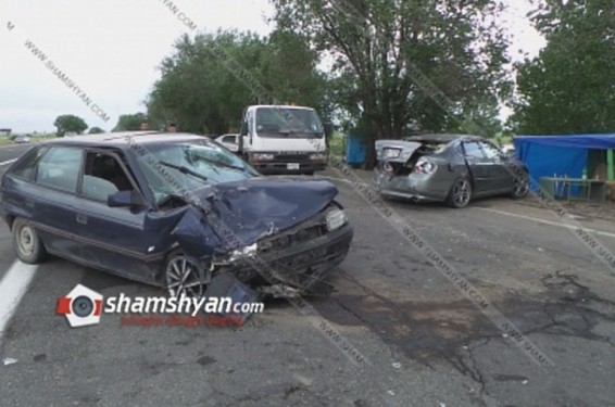 Արմավիրի մարզում Opel-ը բախվել է կայանված Nissan-ին, վերջինն էլ վրաերթի է ենթարկել վարորդին, կնոջն ու ելակ վաճառողին. Shamshyan.com