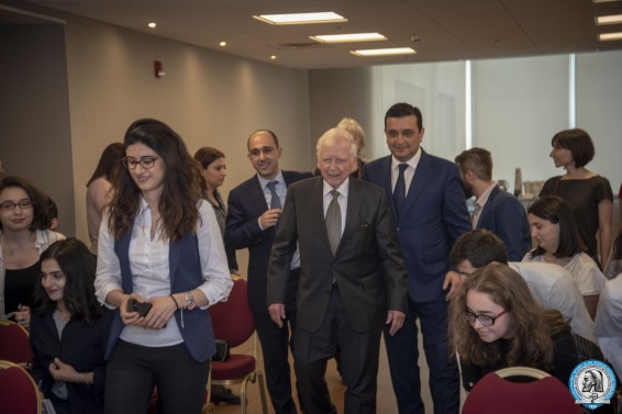 Նոբելյան մրցանակակիրը հանդիպեց ԵՊԲՀ ուսանողների և ապագա գիտնականների հետ