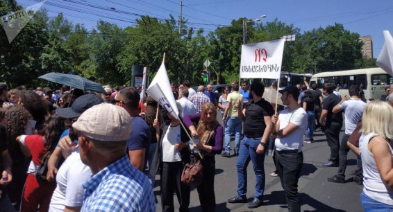 Митинг в Ереване: работники букмекерских контор требуют встречи с Араратом Мирзояном
