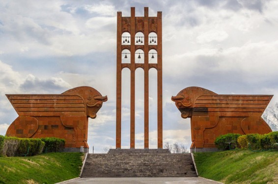 Կառավարությունից պնդում են՝ Արցախի պատվիրակությունը վերջին տարիներին չի մասնակցել Հանրապետության տոնին, արցախցի պատգամավորը վստահեցնում է՝ ինքը 2 անգամ մասնակցել է