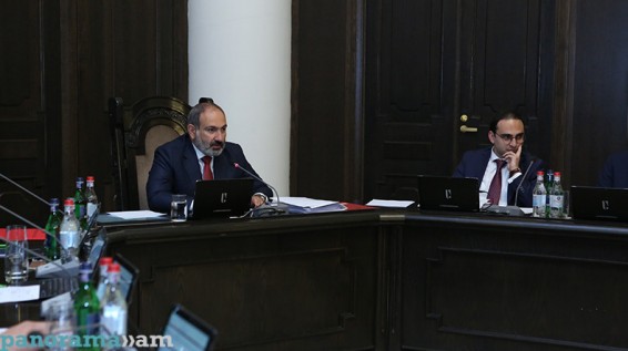 Пашинян о «людях в черном»: Завязать им бабочку в цветочек и проводить в цивилизованную жизнь