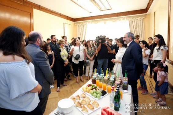 Նիկոլ Փաշինյանն ու Աննա Հակոբյանը հյուրընկալել են սփյուռքահայ աշակերտների