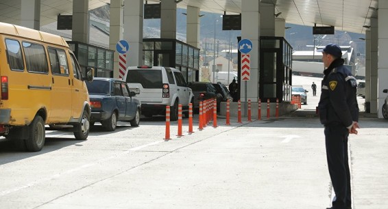 Армянский автобус застрял на российско-грузинской границе — в компании назвали причину