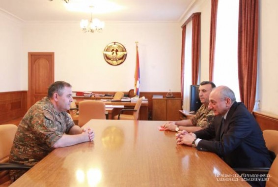 Բակո Սահակյանը ՀՀ ԶՈՒ շտաբի պետի հետ բանակաշինության վերաբերյալ հարցեր է քննարկել