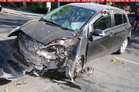 Երևանում Toyota Vitz-ը բախվել շինության պատին և երկաթյա դարպասին. կա վիրավոր. Shamshyan.com