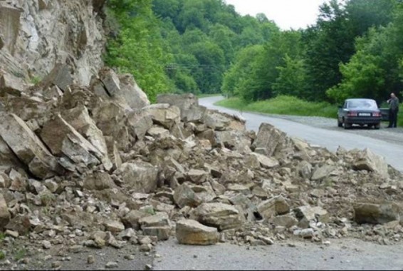 Дорога Ванадзор - Гюмри перекрыта из-за камнепада