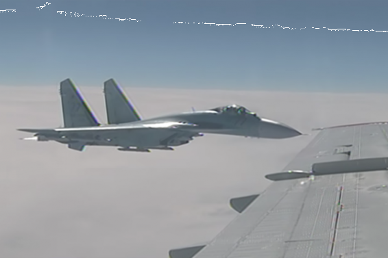 Над Балтикой истребитель НАТО F-18 пытался приблизиться к борту Шойгу