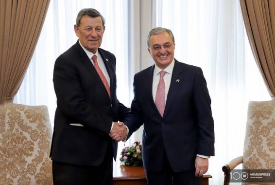 Զոհրաբ Մնացականյանը հանդիպում է ունեցել Ուրուգվայի ԱԳ նախարար Ռոդոլֆո Նին Նովոայի հետ