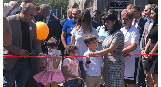 Գյումրիում շահագործման հանձնվեց նախկին վարչապետի երազած «կարմիր» փողոցը. Շիրազի թոռները ներկա էին