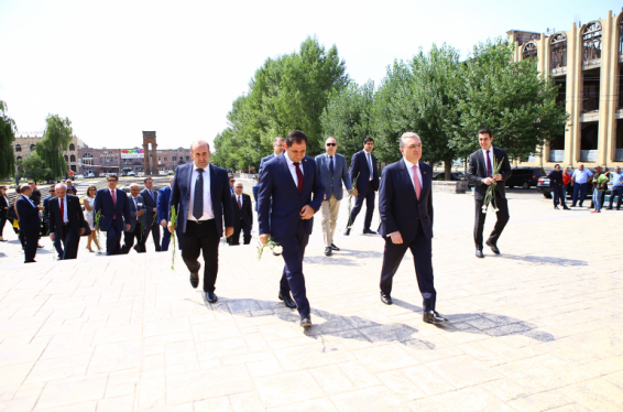 Սուրեն Պապիկյանի և Զոհրաբ Մնացականյանի մասնակցությամբ դիվանագետները Գյումրիում ծաղկեպսակ են խոնարհել երկրաշարժի անմեղ զոհերի հիշատակին