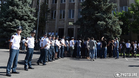 Сторонники Кочаряна проводят акцию протеста у Конституционного суда в Ереване