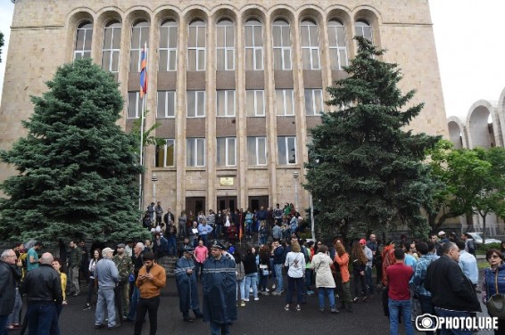 Сторонники и противники Кочаряна проводят пикет перед зданием Конституционного суда в Ереване