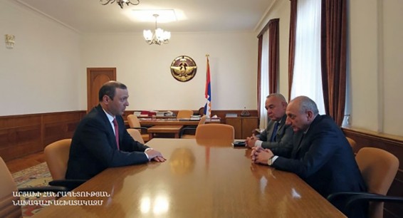 Бако Саакян встретился с начальником Генштаба и секретарем Совбеза Армении