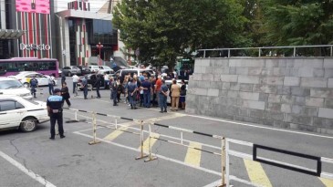 ՀՀ երկրորդ նախագահ Ռոբերտ Քոչարյան աջակցներն ակցիան տեղափոխում են Շենգավիթի նստավայրի դիմաց