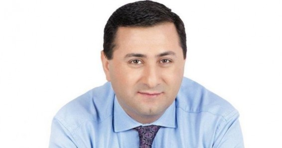 Խորանում է գիտակցված փախուստը իրականությունից, որտեղ «աղբահանության խնդիրը լուծված է», իսկ «մարդիկ ավելի լավ են ապրում»