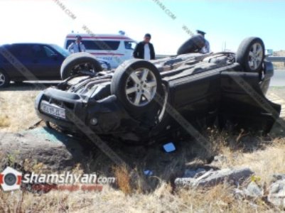 Խոշոր վթար Պռոշյան գյուղում. բախվել են Nissan X-Trail-ը եւ УАЗ-ը․ Nissan-ը գլխիվայր շրջվել է